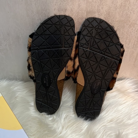 NEW! Multi color slippers from Earth Origins. - Picture 2 of 3